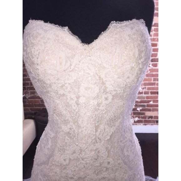 Essense of Australia Size 2/ 0 D2122 Wedding Gown - Picture 4 of 8